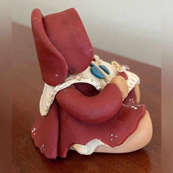 Small Clay Woman in Bonnet Sewing a Quilt - Crafting - Picture 4 of 11